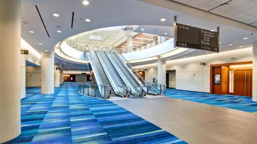 great_hall_escalators